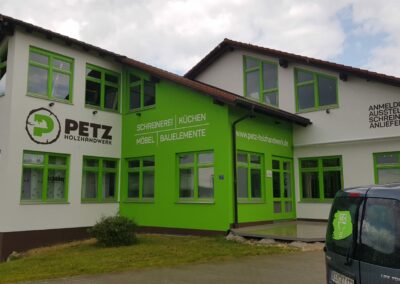 Fassadenanstrich mit Beschriftung Schreinerei Petz in Altmannstein